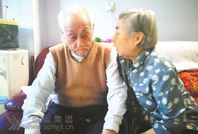 曹守成接受記者采訪時,他的老伴當起了“翻譯”.jpg
